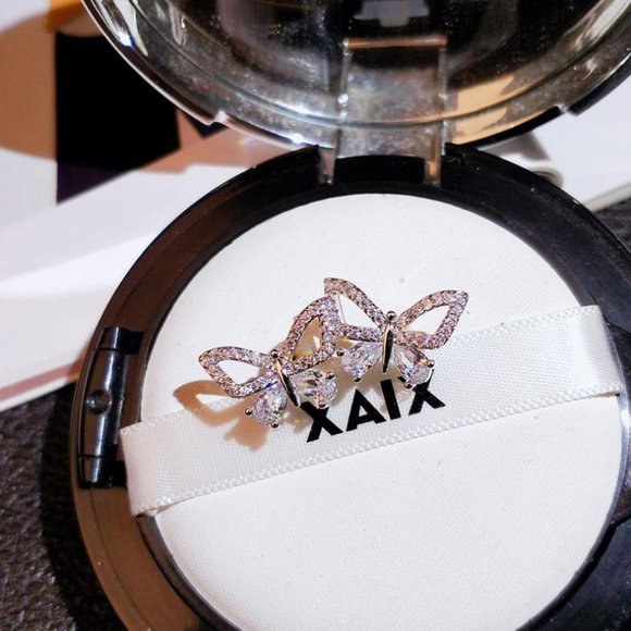 New 18K White Gold Diamond Butterfly Stud Earrings - Picture 2 of 4